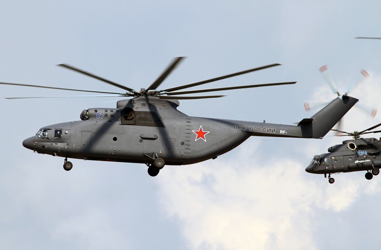 Mil Mi-26 là loại trực thăng vận tải siêu hạng nặng được xếp vào vị trí lớn nhất thế giới, uy lực nhất thế giới do Nhà máy Mil Moscow (Nga) chế tạo. Mi-26 được xuất khẩu rộng rãi tới nhiều quốc gia trên thế giới, trong đó có Triều Tiên. Theo một số nguồn tin, Triều Tiên hiện có 4 chiếc nhưng cũng có một số nguồn cho rằng chỉ là 2 chiếc. Ảnh minh họa nước ngoài